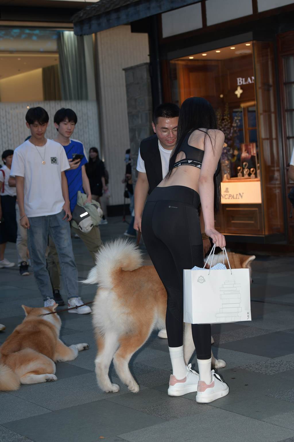 精选街拍作品 NO.6159 甜美可爱黑色瑜伽[73P/164MB]插图