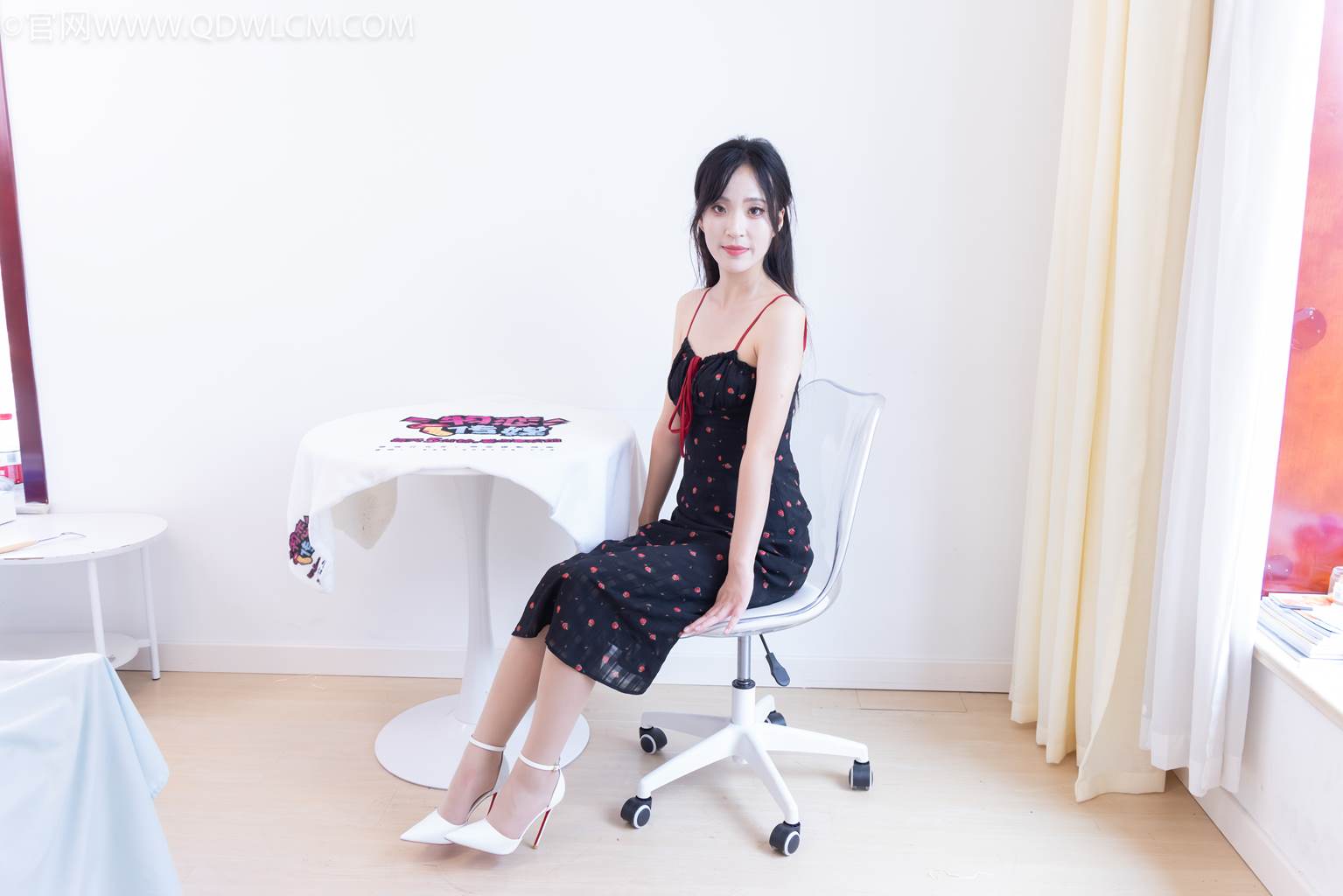 勿恋传媒 NO.2481 辣辣-高跟鞋、薄肉丝[150P/1V/3.72GB]插图2