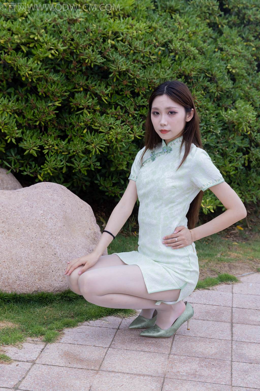 勿恋传媒 NO.2477 泡泡-旗袍、高跟鞋、薄白丝[150P/1V/4.00GB]插图2