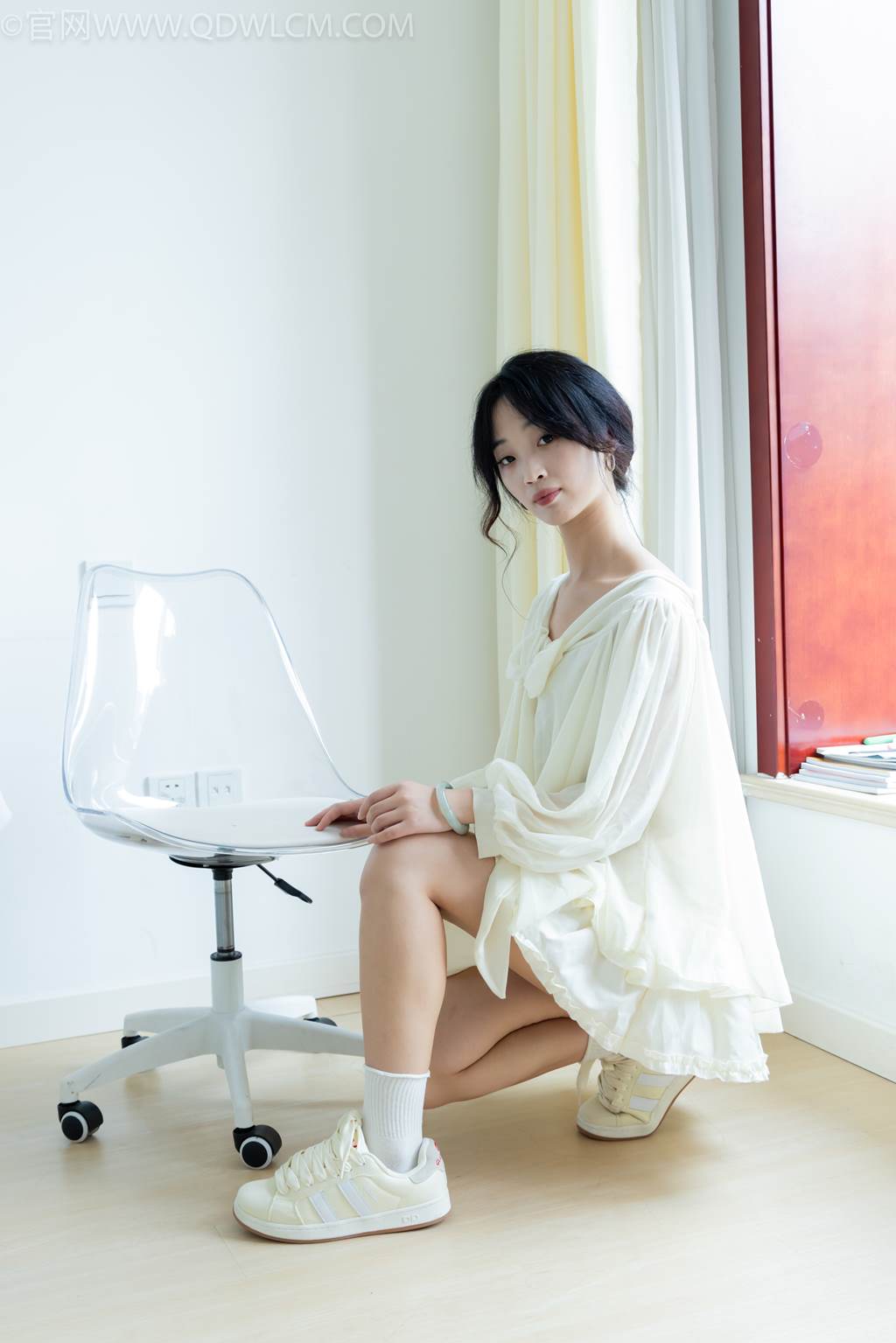 勿恋传媒 NO.2489 南南-板鞋、白棉袜、裸足[150P/1V/3.47GB]插图2