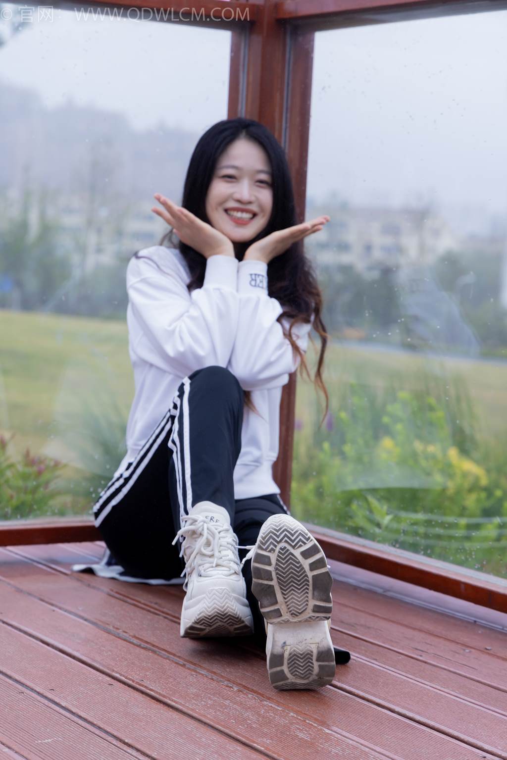 勿恋传媒 NO.2458 小紫-运动鞋、白短棉袜、裸足[150P/1V/3.38GB]插图2