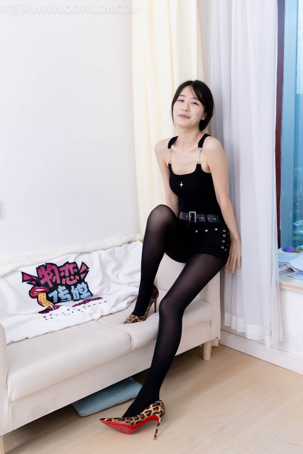 勿恋传媒 NO.2486 菜菜-高跟鞋、厚黑丝、裸足[284P/1V/6.02GB]插图2