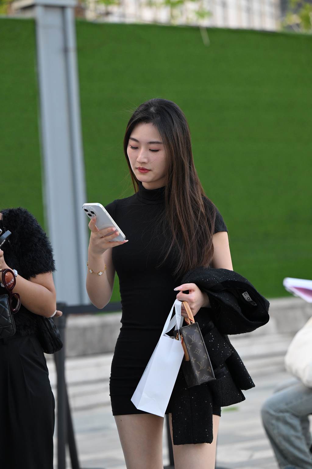 精选街拍作品 NO.6078 黑色短裙银高跟[174P/487MB]插图1