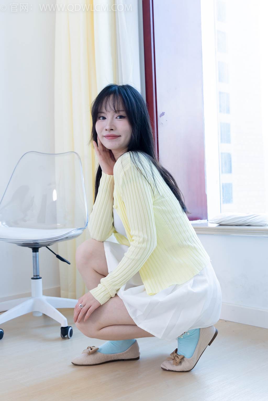 勿恋传媒 NO.2457 小酒-平底鞋、浅蓝色短棉袜[158P/1V/4.39GB]插图2