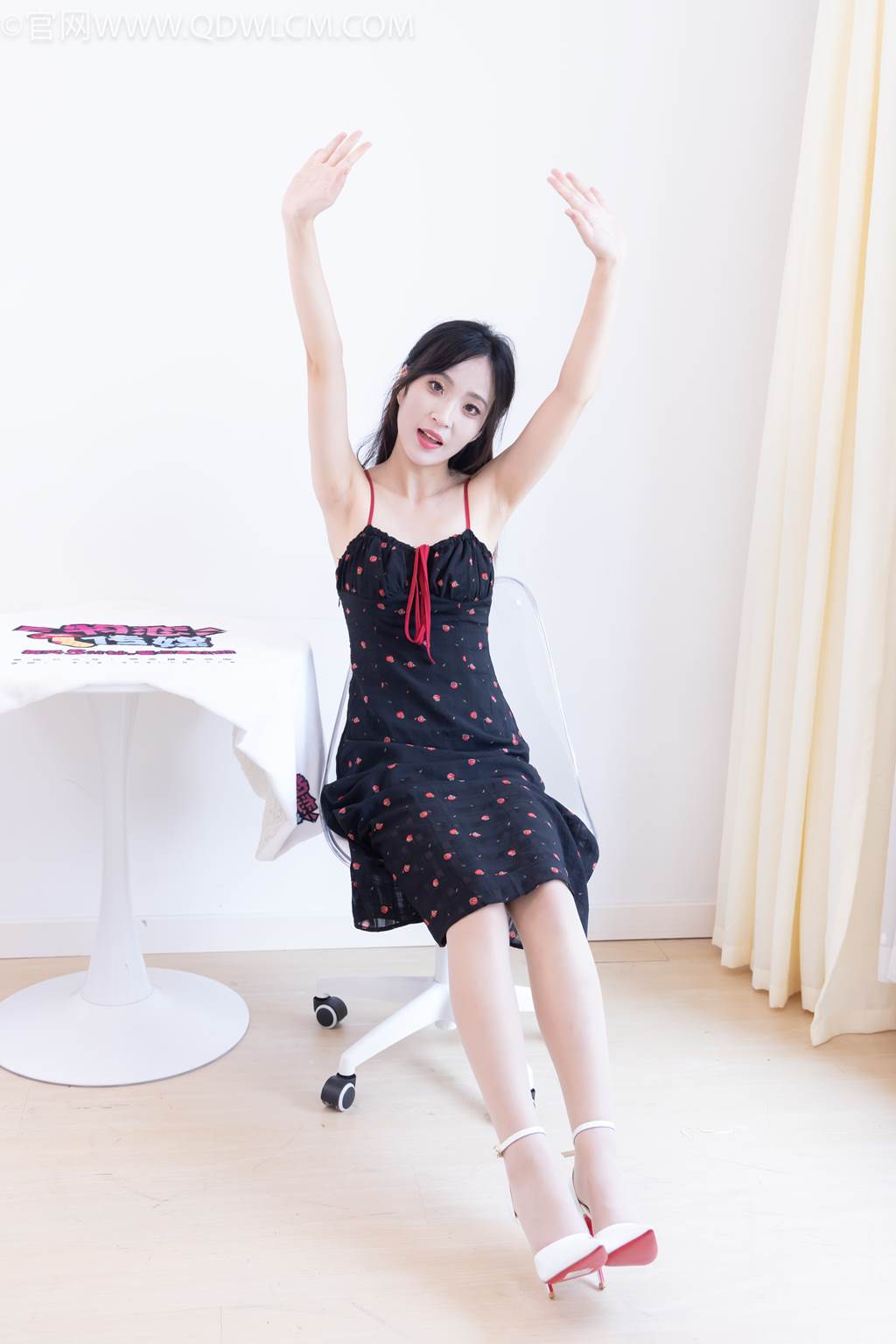 勿恋传媒 NO.2481 辣辣-高跟鞋、薄肉丝[150P/1V/3.72GB]插图3