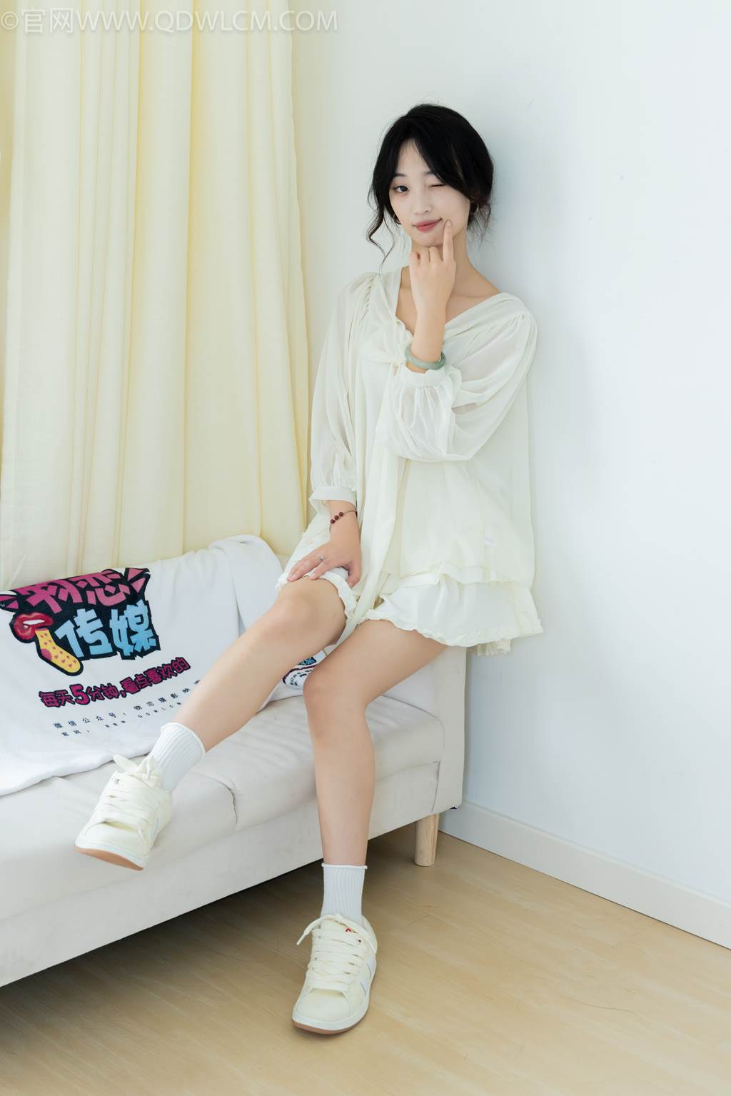 勿恋传媒 NO.2489 南南-板鞋、白棉袜、裸足[150P/1V/3.47GB]插图3