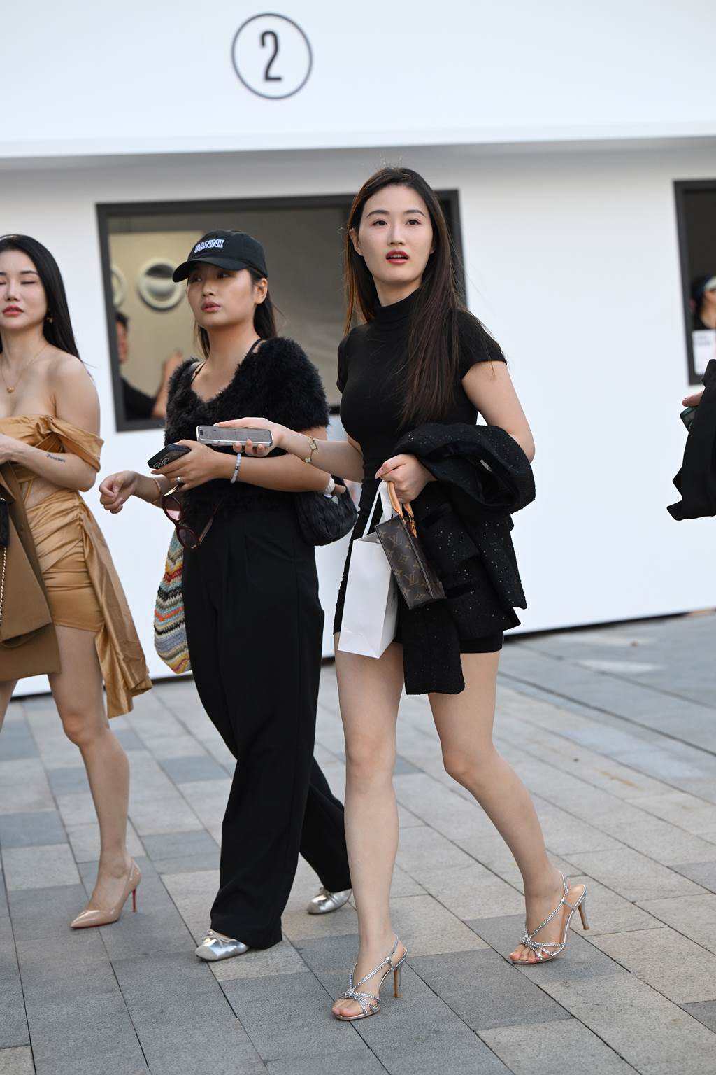 精选街拍作品 NO.6078 黑色短裙银高跟[174P/487MB]插图2