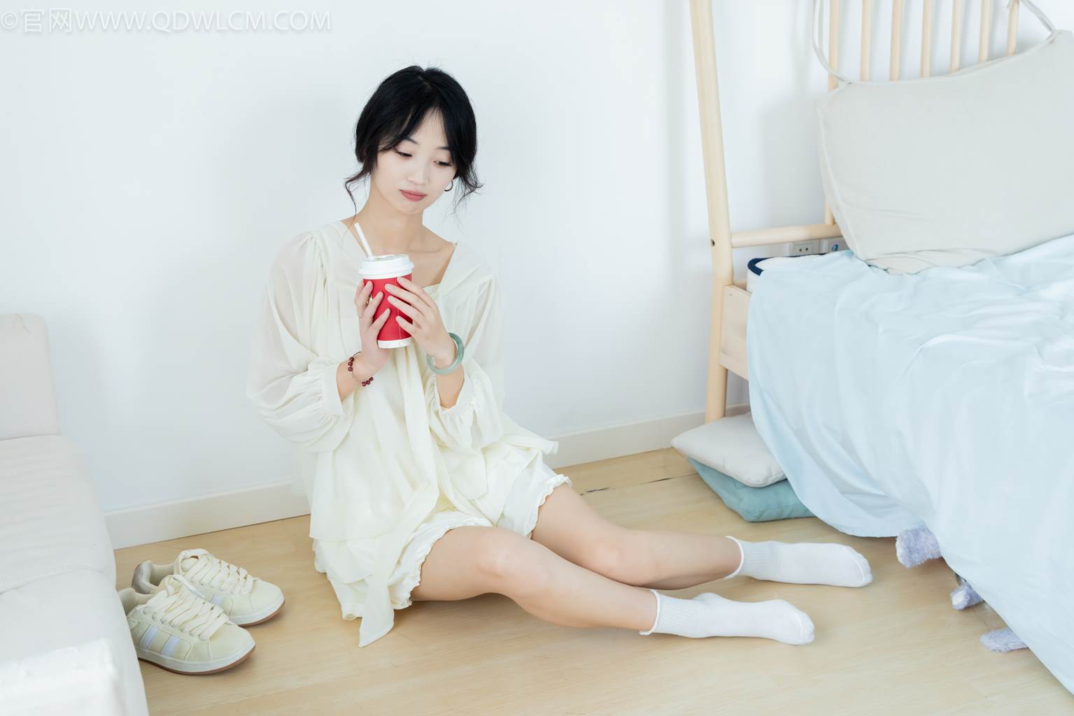 勿恋传媒 NO.2489 南南-板鞋、白棉袜、裸足[150P/1V/3.47GB]插图