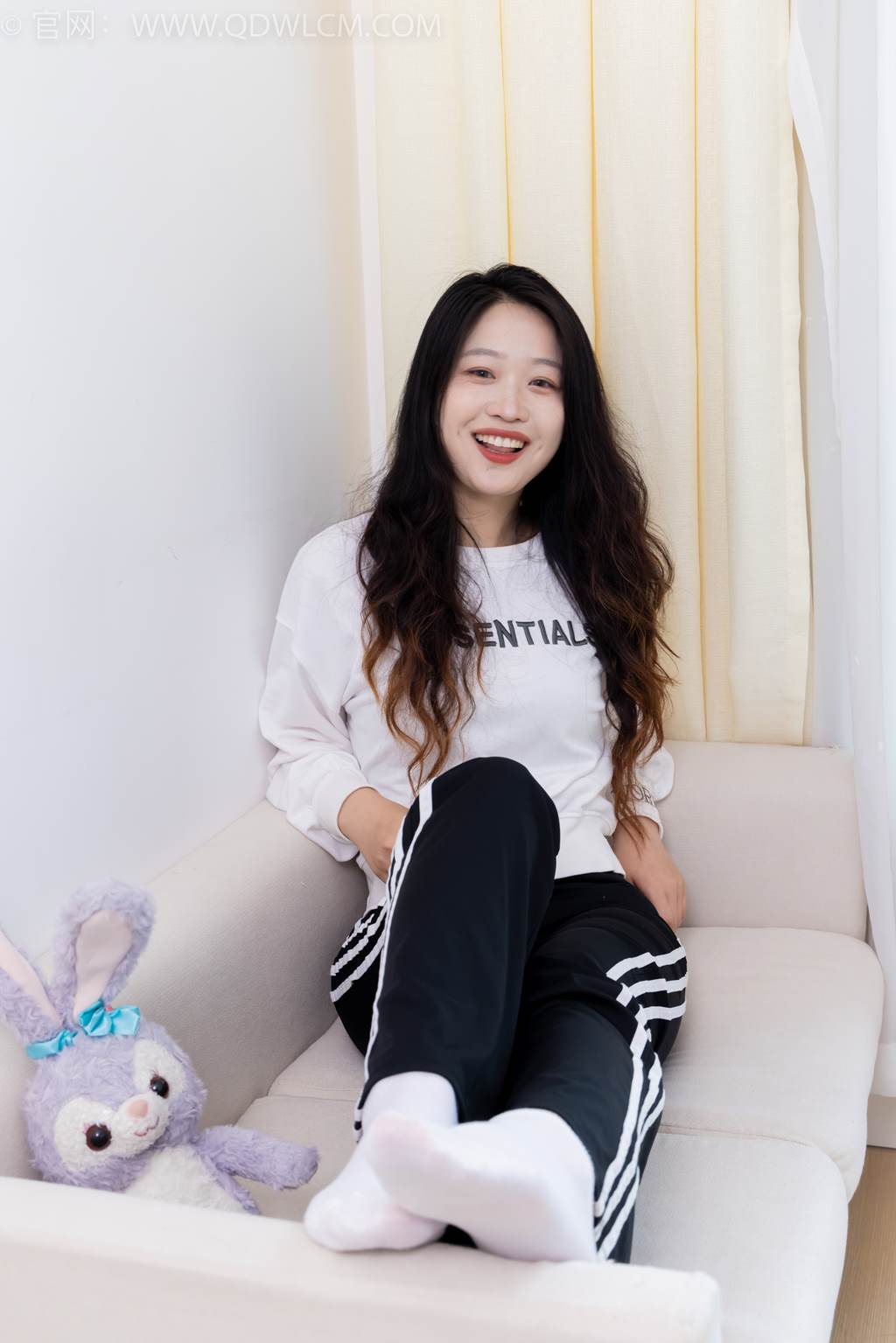 勿恋传媒 NO.2458 小紫-运动鞋、白短棉袜、裸足[150P/1V/3.38GB]插图3