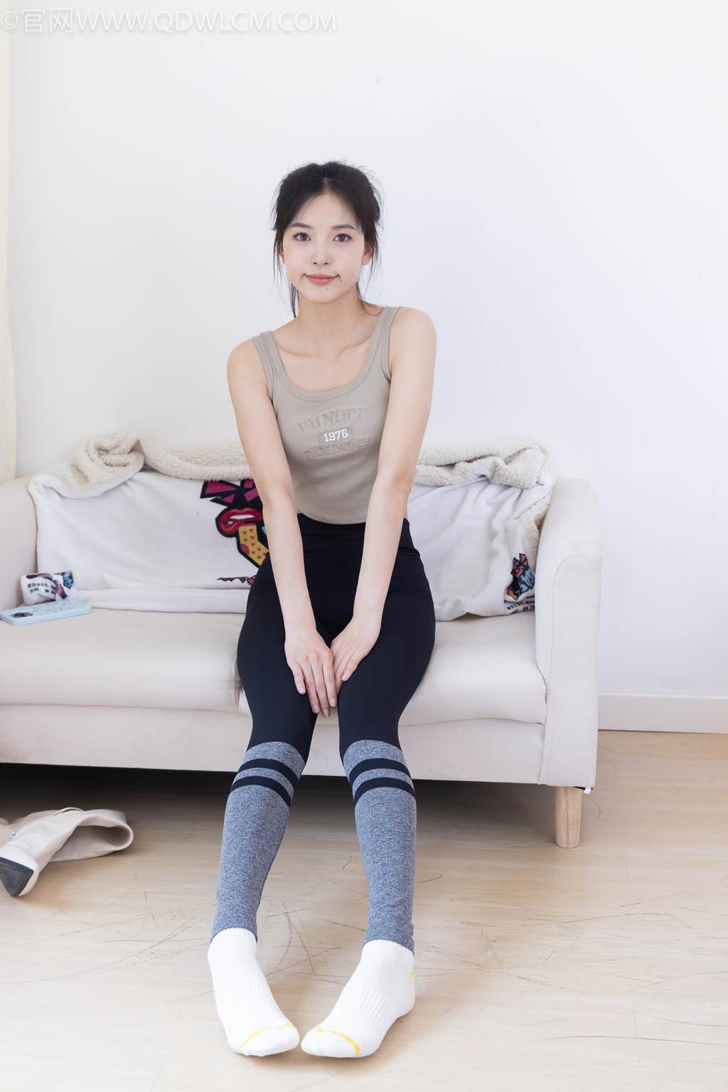 勿恋传媒 NO.2490 茯苓-长靴、白棉袜、裸足[180P/1V/4.14GB]插图2