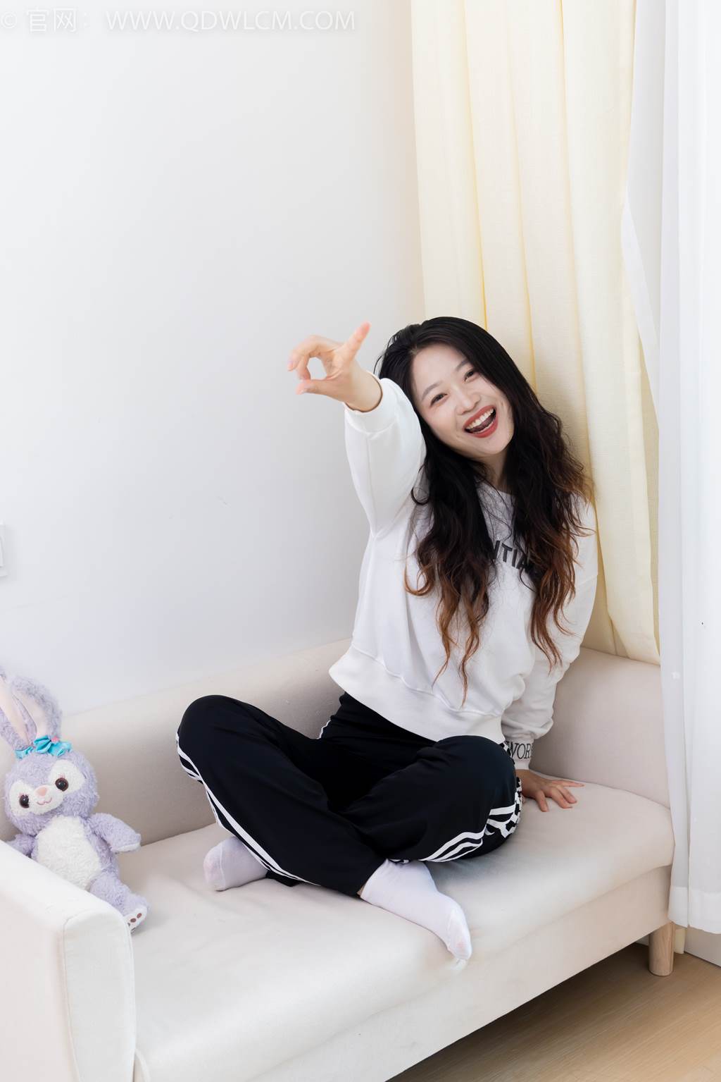 勿恋传媒 NO.2458 小紫-运动鞋、白短棉袜、裸足[150P/1V/3.38GB]插图