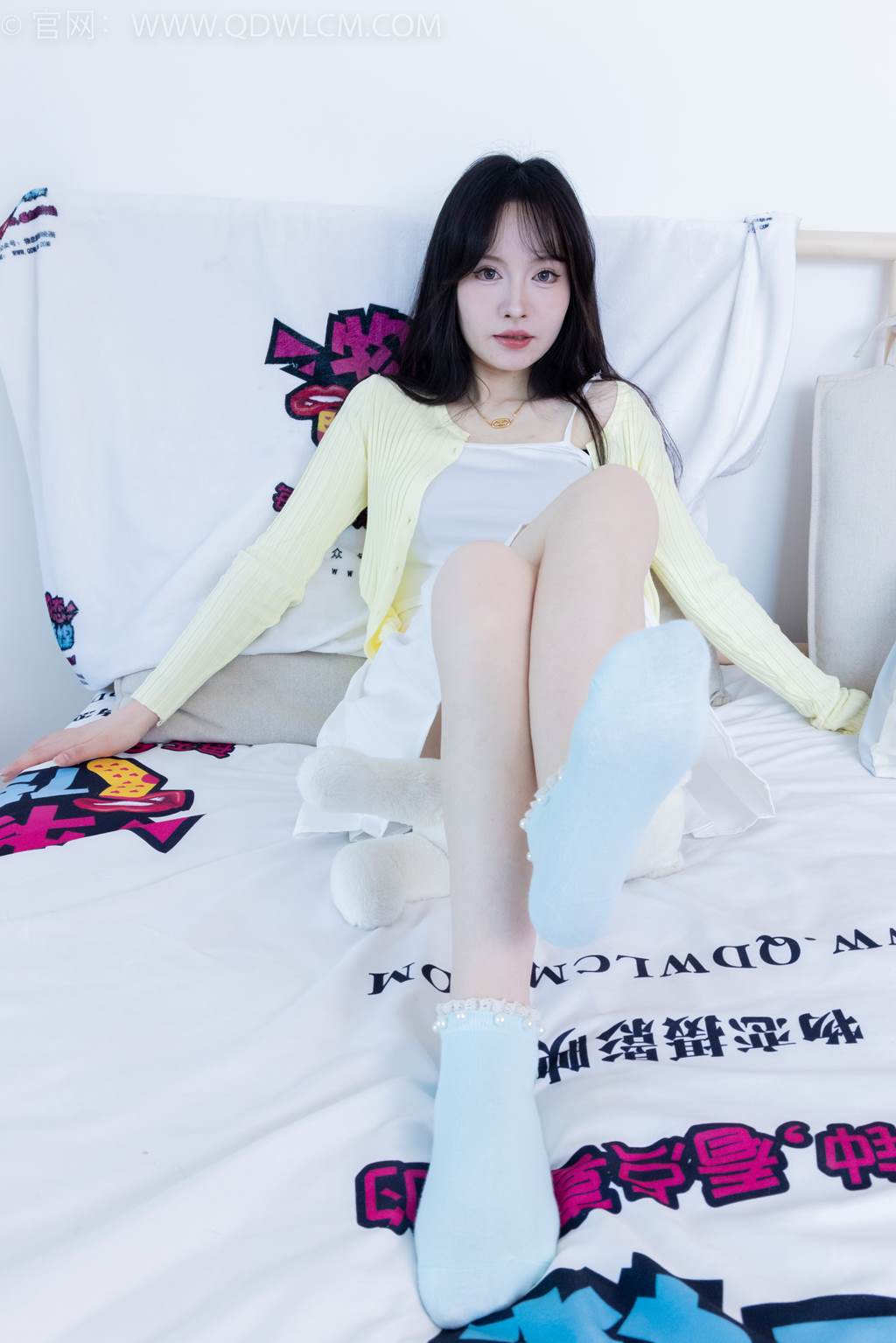 勿恋传媒 NO.2457 小酒-平底鞋、浅蓝色短棉袜[158P/1V/4.39GB]插图1