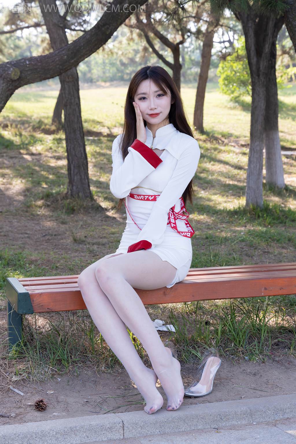 勿恋传媒 NO.2471 泡泡-高跟鞋、油亮薄白丝[180P/1V/4.71GB]插图1