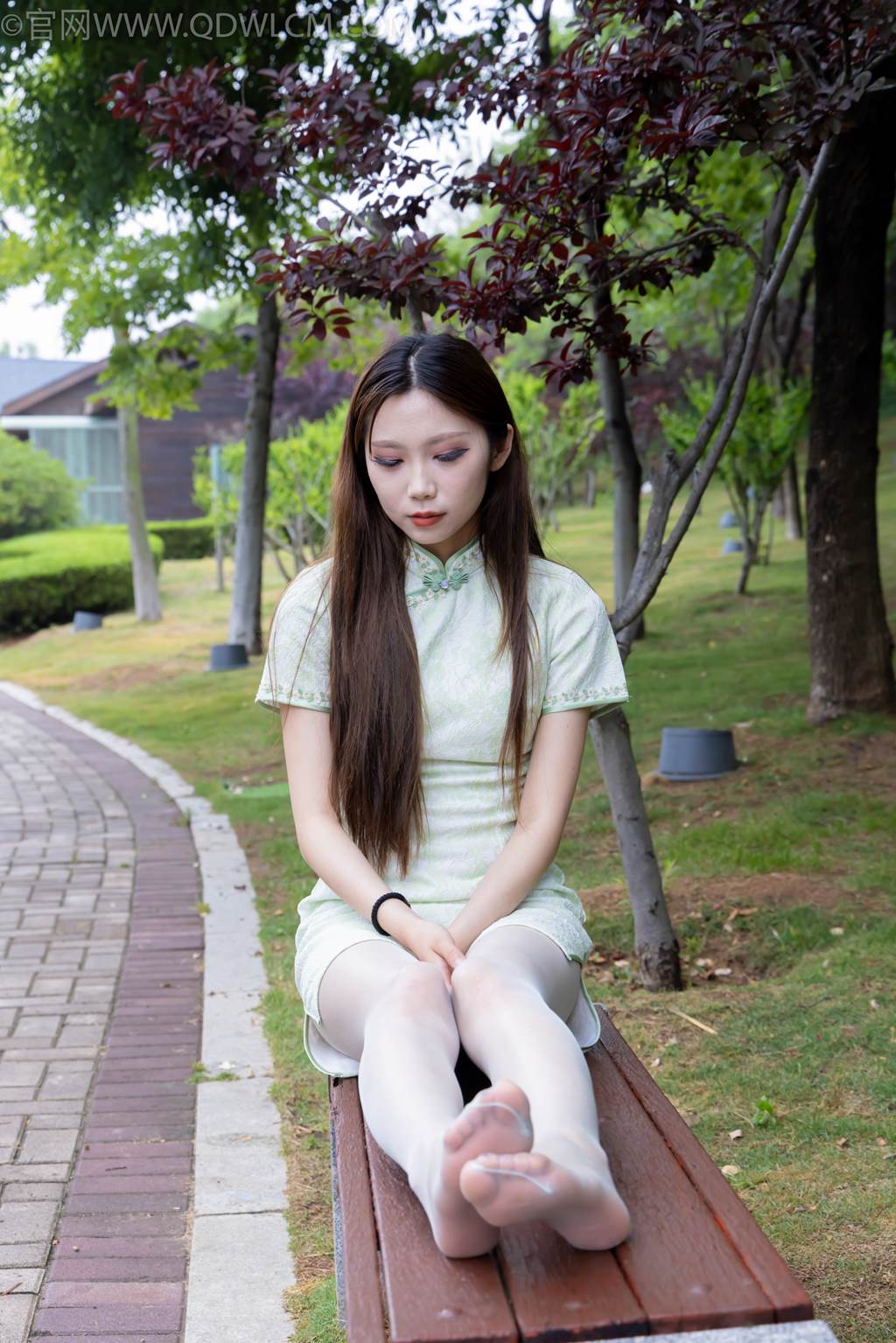 勿恋传媒 NO.2477 泡泡-旗袍、高跟鞋、薄白丝[150P/1V/4.00GB]插图3