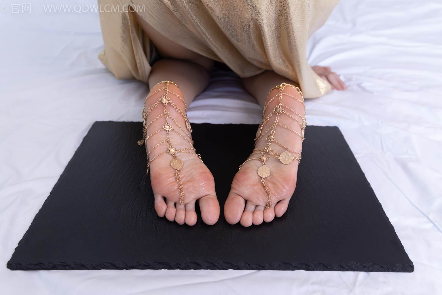 勿恋传媒 NO.2472 菜菜-高跟鞋、薄白丝、裸足[265P/1V/5.23GB]插图1