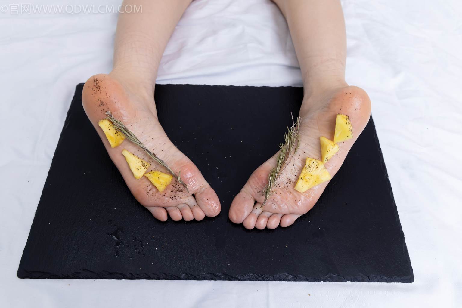 勿恋传媒 NO.2486 菜菜-高跟鞋、厚黑丝、裸足[284P/1V/6.02GB]插图