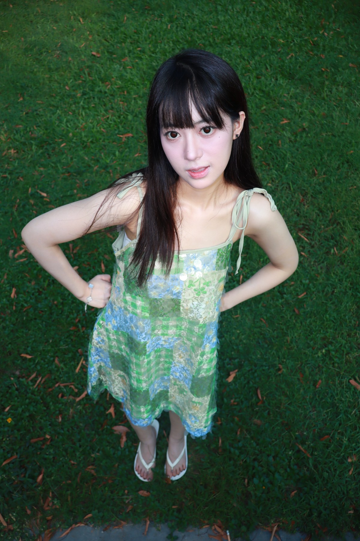 网荭级颜值小妹 某个人摄影师原创约拍 20号作品 [333P/12V/4.8G]插图2