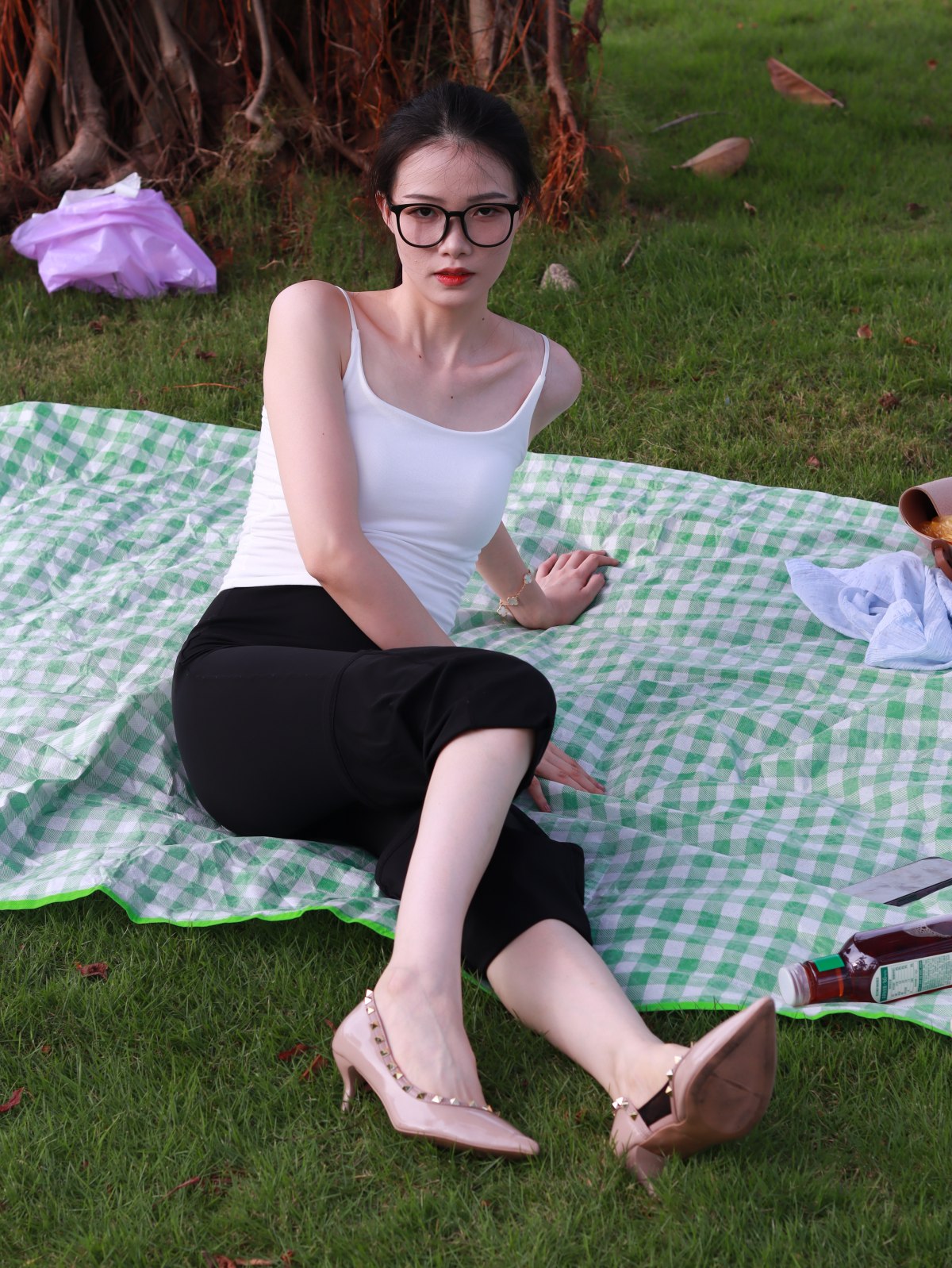 黑框眼镜小妹 裸足 某个人摄影师原创约拍 17号作品 [284P/37V/6.6G]插图3