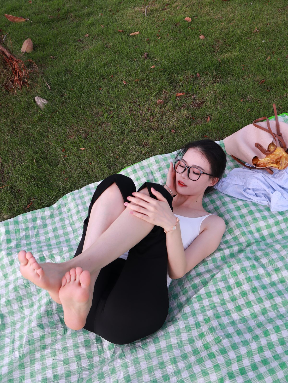 黑框眼镜小妹 裸足 某个人摄影师原创约拍 17号作品 [284P/37V/6.6G]插图4