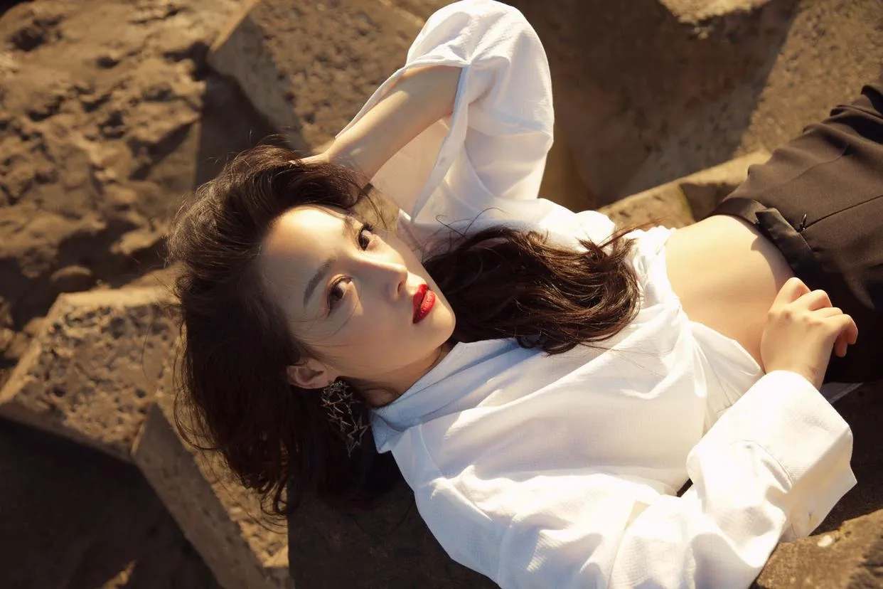 旅行拍照也有万能姿势，8个实用姿势，拍出漂亮旅行人像作品插图7