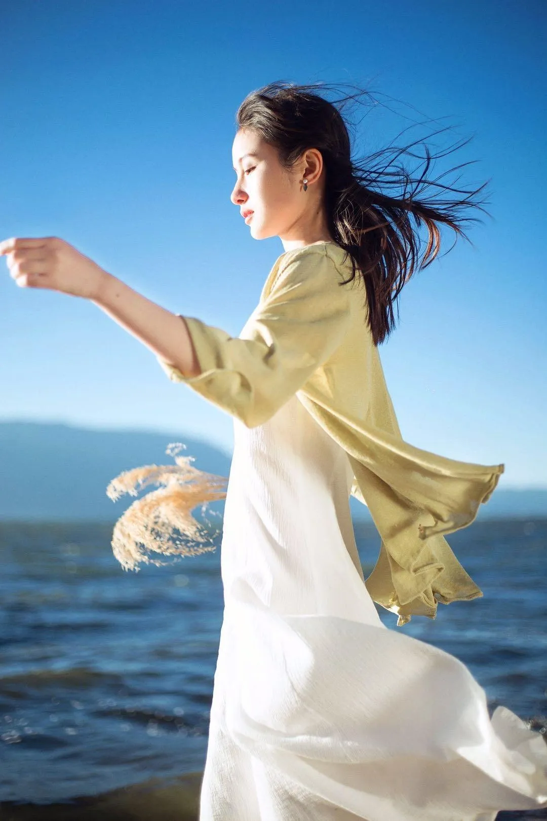 旅行拍照也有万能姿势，8个实用姿势，拍出漂亮旅行人像作品插图2