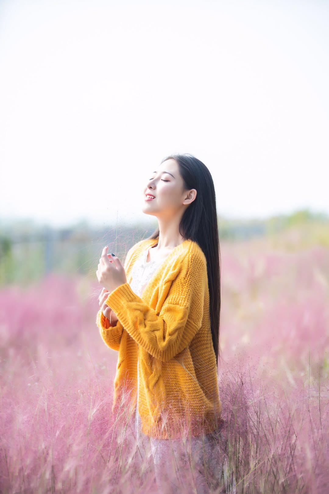 秋天拍摄粉黛人像，这8个姿势技巧值得一学，姿势简单也很美插图