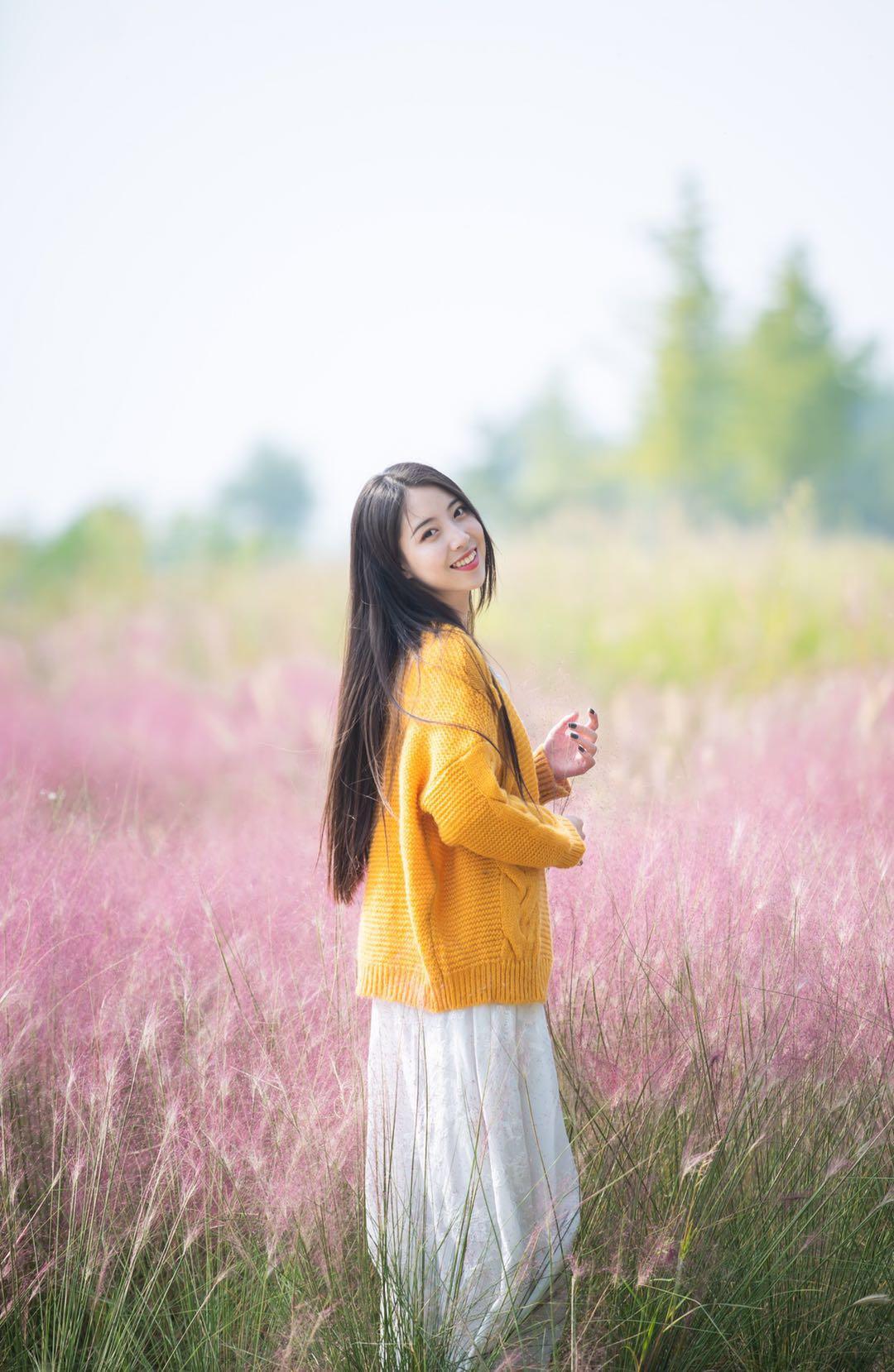 秋天拍摄粉黛人像，这8个姿势技巧值得一学，姿势简单也很美插图1