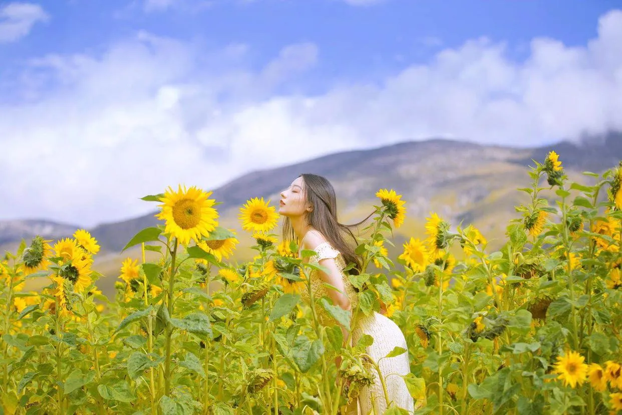 解锁花海人像拍照姿势，简单易学的7个姿势，帮你拍出高质量作品插图3