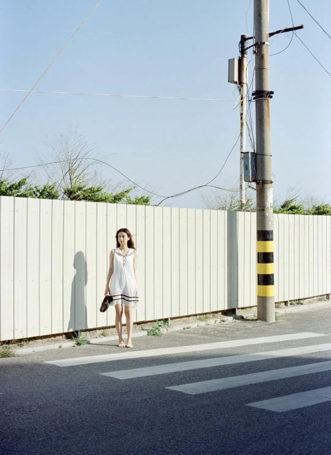 旅行拍照也有万能姿势，8个实用姿势，拍出漂亮旅行人像作品插图