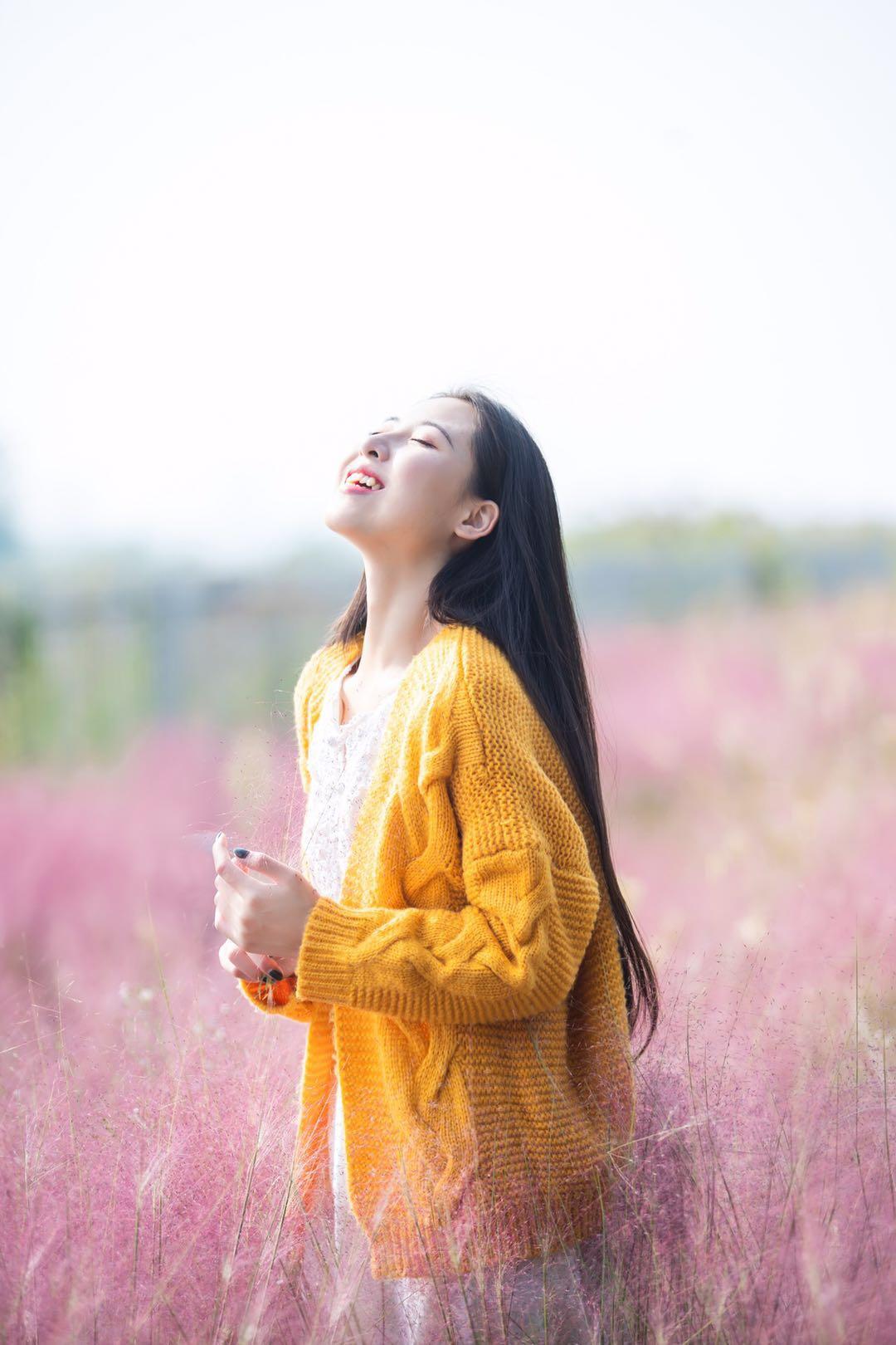 秋天拍摄粉黛人像，这8个姿势技巧值得一学，姿势简单也很美插图3