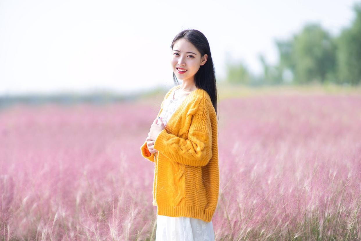 秋天拍摄粉黛人像，这8个姿势技巧值得一学，姿势简单也很美插图2