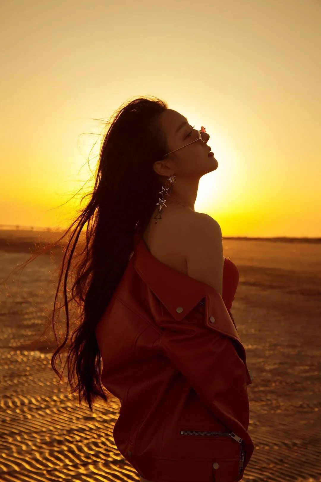 旅行拍照也有万能姿势，8个实用姿势，拍出漂亮旅行人像作品插图3