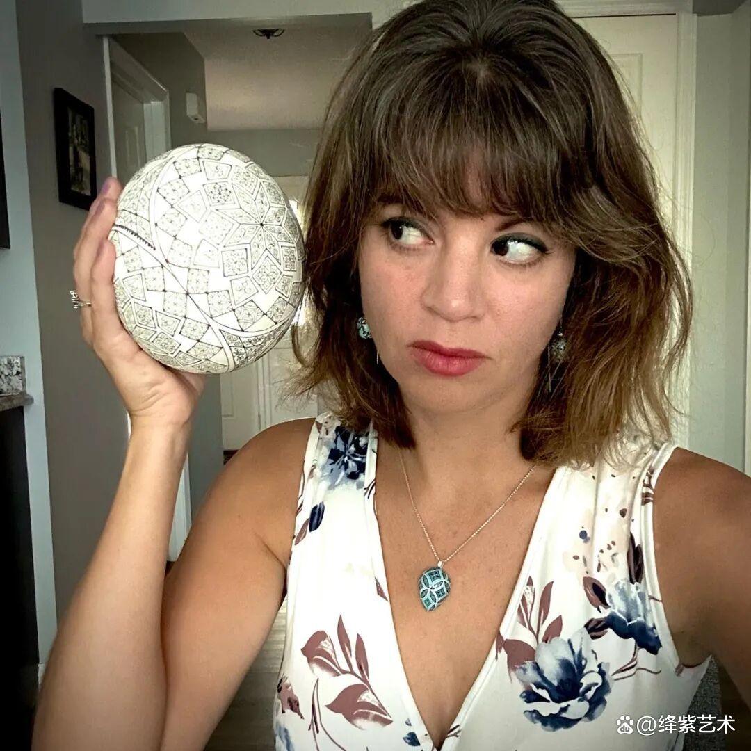 她用独特的“蛋画”技艺，将3毛钱的鸡蛋，变成3000元的艺术品插图1