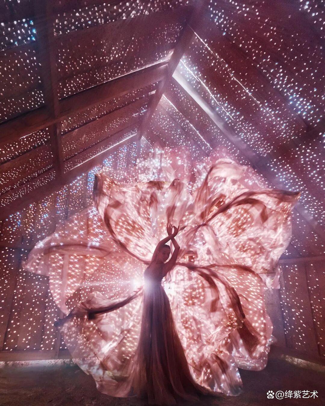 因为太华丽,她的摄影作品被质疑是AI绘画,不知该高兴还是难过插图5 因为太华丽,她的摄影作品被质疑是AI绘画,不知该高兴还是难过插图5