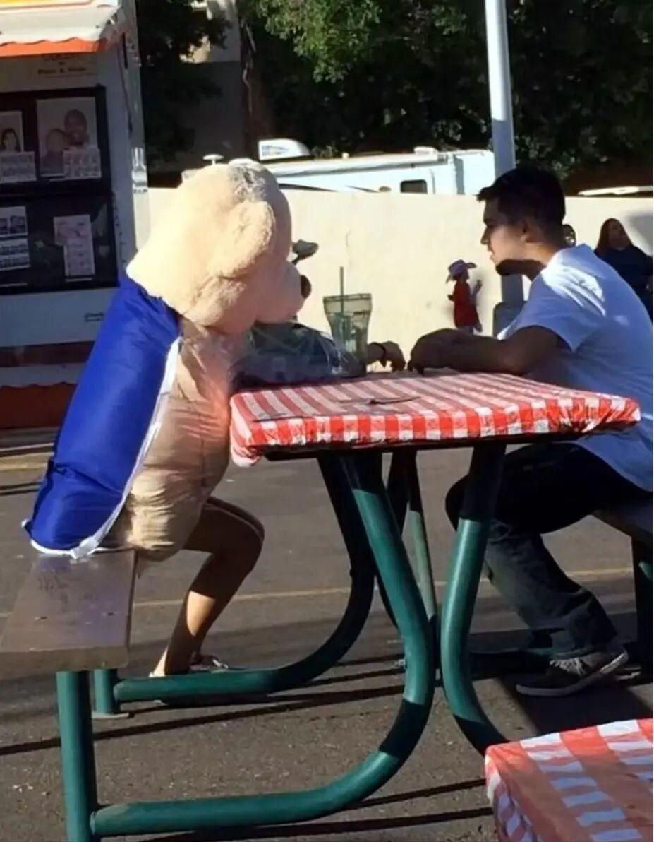 太巧了吧！20张现实中的“神级错位”，完全没修图却像特效插图2