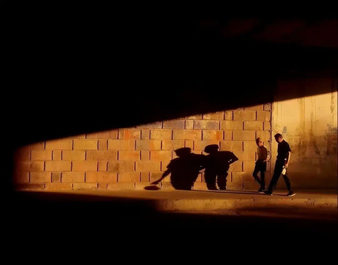 太巧了吧！20张现实中的“神级错位”，完全没修图却像特效插图12