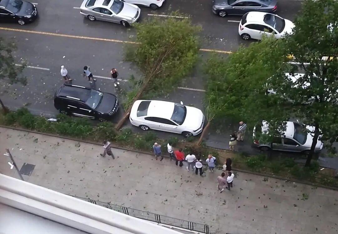 太巧了吧！20张现实中的“神级错位”，完全没修图却像特效插图14