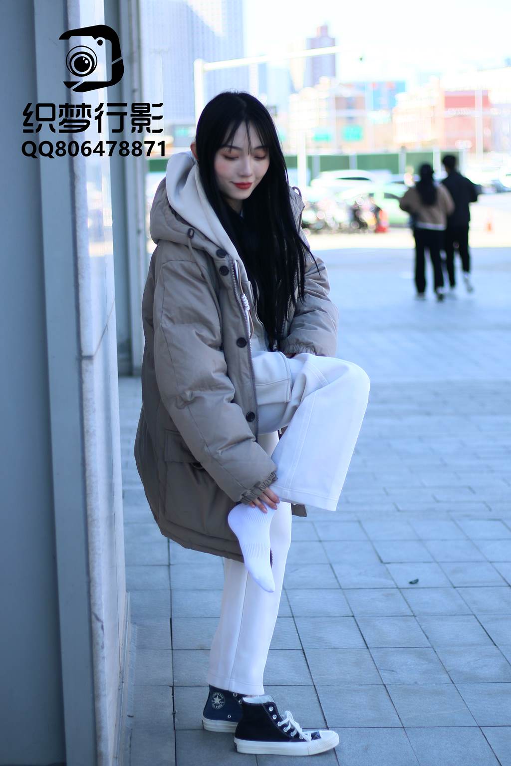 [织梦映像]NO.110 罗袜生尘完整版商业街外景帆布鞋，裸足[278P/1V/7.52G]插图2