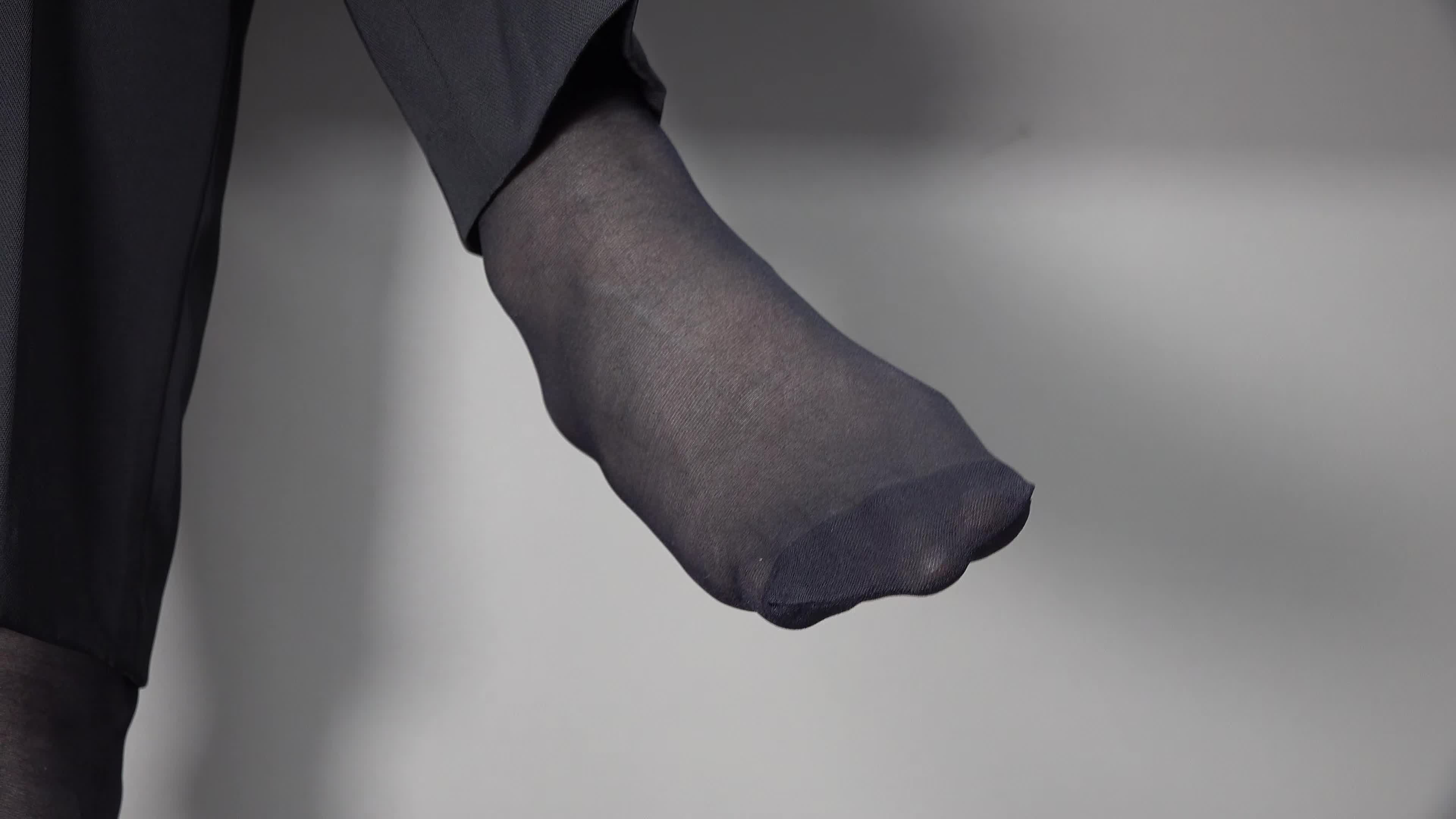 办公室文员瑜瑜穿上黑丝展示美脚20分钟[1V/2.35G]插图3