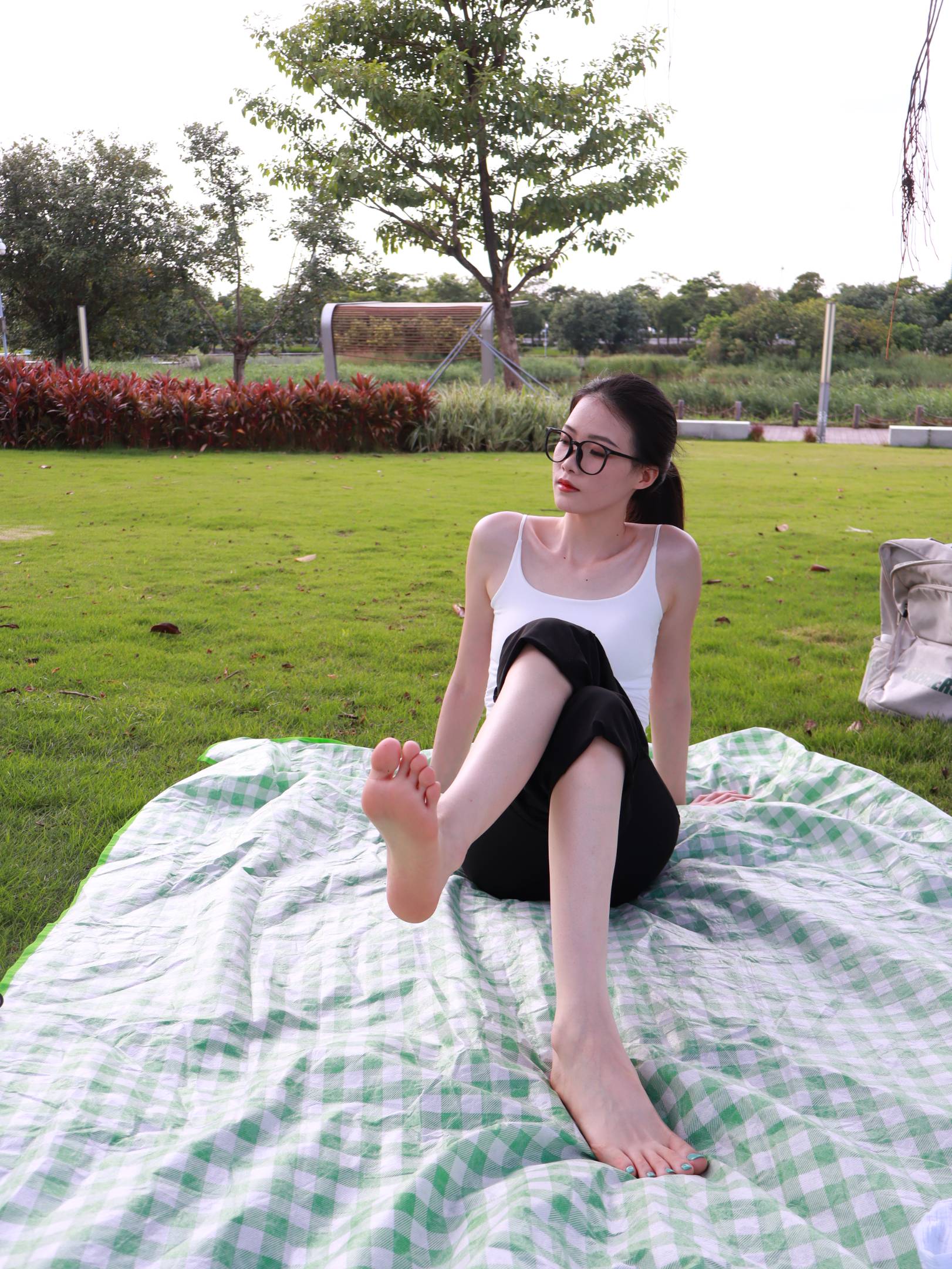 个人摄影师原创约拍 17号作品 室外裸足 [285P/37V/6.6G]插图2