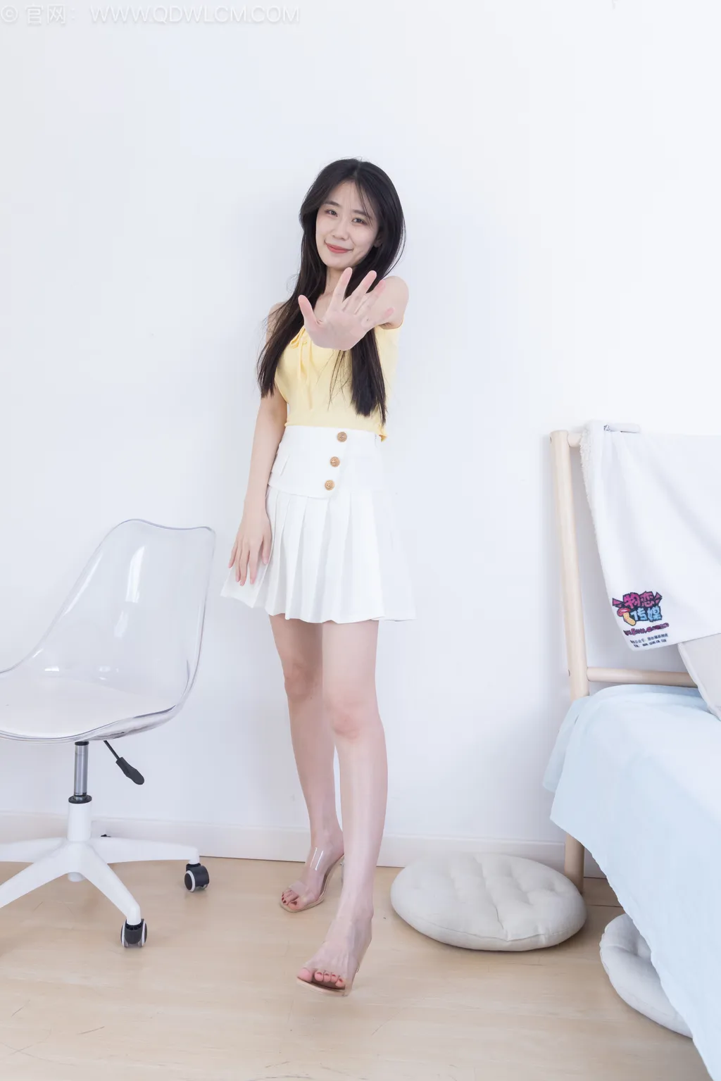 勿恋传媒 NO.2510 菜菜-高跟鞋、高跟凉鞋、短白棉袜、裸足[170P/1V/6.55GB]插图1