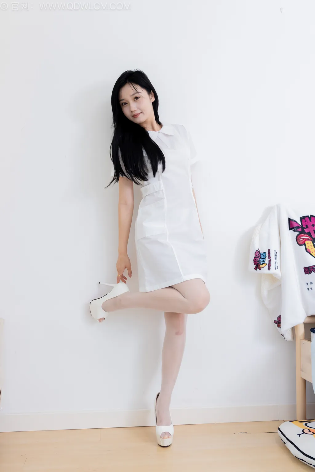 勿恋传媒 NO.2519 橙子-高跟鞋、油亮薄白丝、互士服[160P/1V/3.87GB]插图1