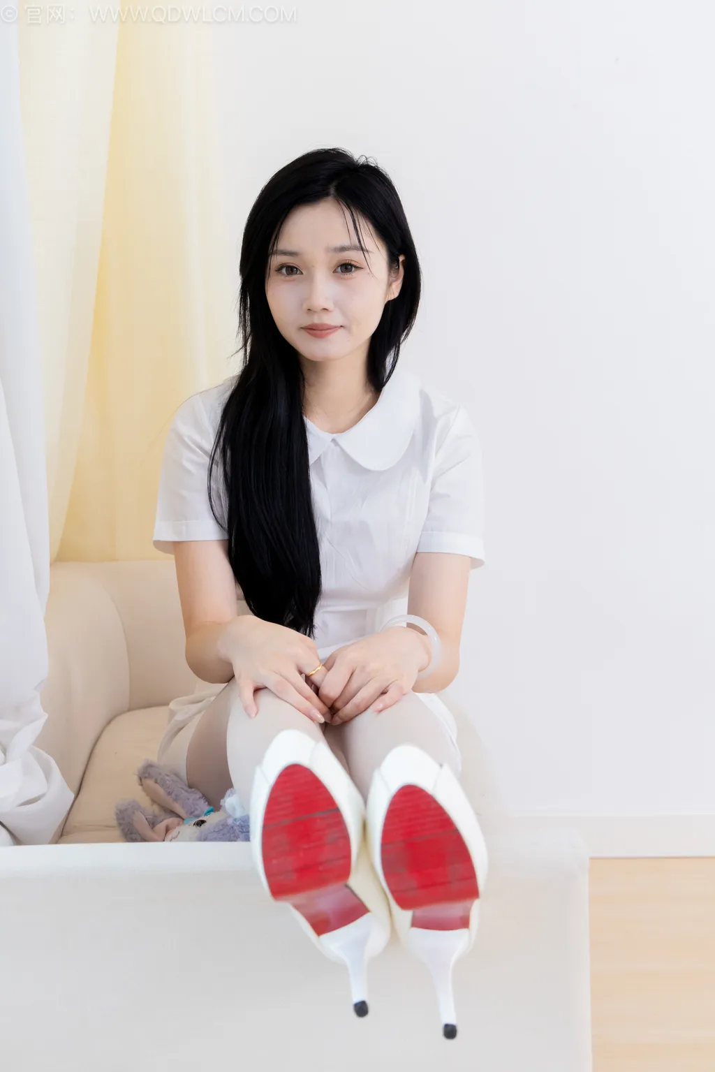 勿恋传媒 NO.2519 橙子-高跟鞋、油亮薄白丝、互士服[160P/1V/3.87GB]插图2