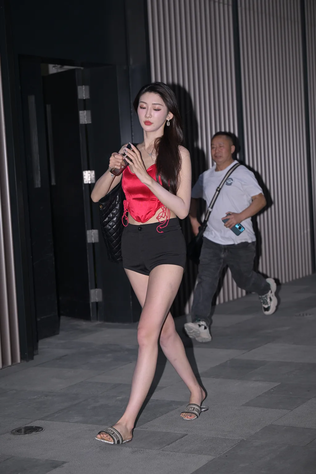 精选街拍作品 NO.6316 短裤红肚兜[170P/399MB]插图3