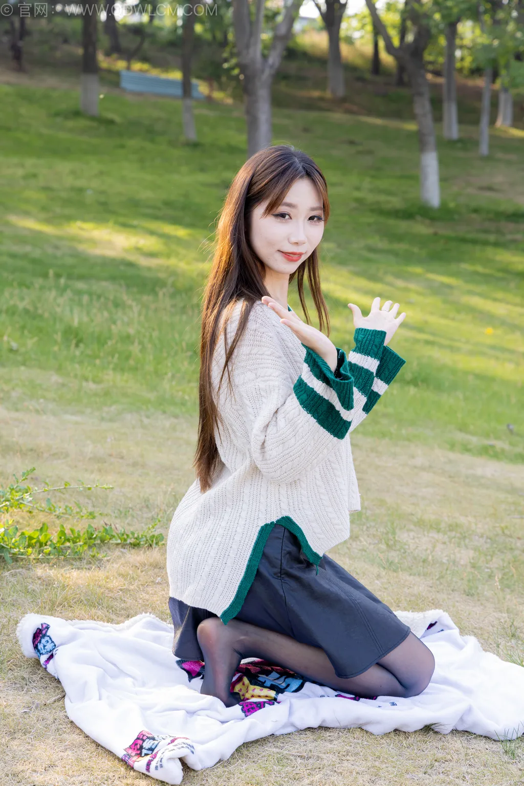 勿恋传媒 NO.2509 泡泡-高跟鞋、油亮薄黑丝、户外草地丝袜[180P/1V/5.71GB]插图3