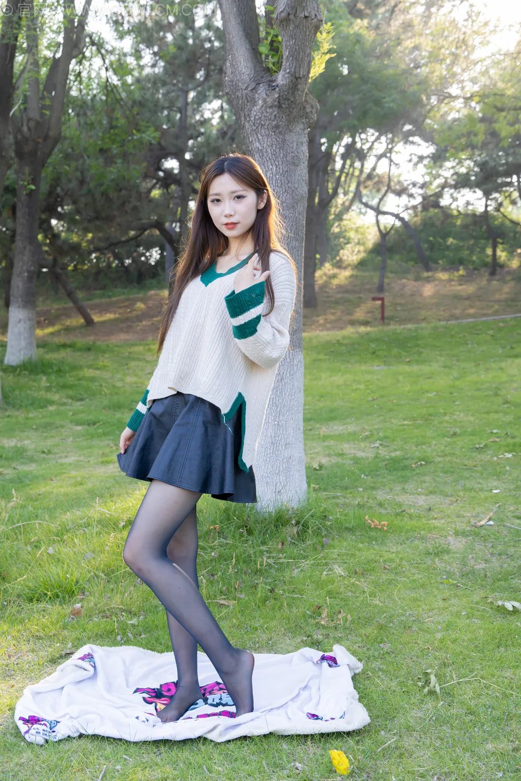 勿恋传媒 NO.2509 泡泡-高跟鞋、油亮薄黑丝、户外草地丝袜[180P/1V/5.71GB]插图