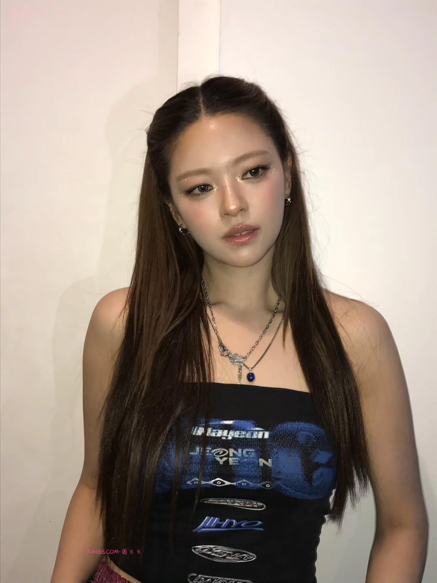 TWICE 定延又出神颜照！绝美尖下巴+纯欲风穿搭，24 小时秒吸百万人朝圣插图1
