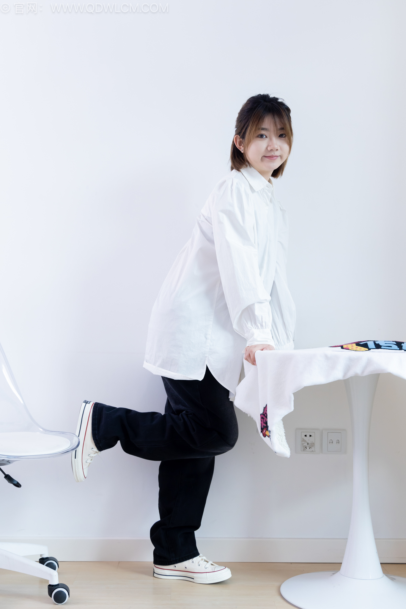 勿恋传媒2554期欢欢-帆布鞋、粉色船袜、肚子疼揉肚子剧情[160P/1V/5G]插图8