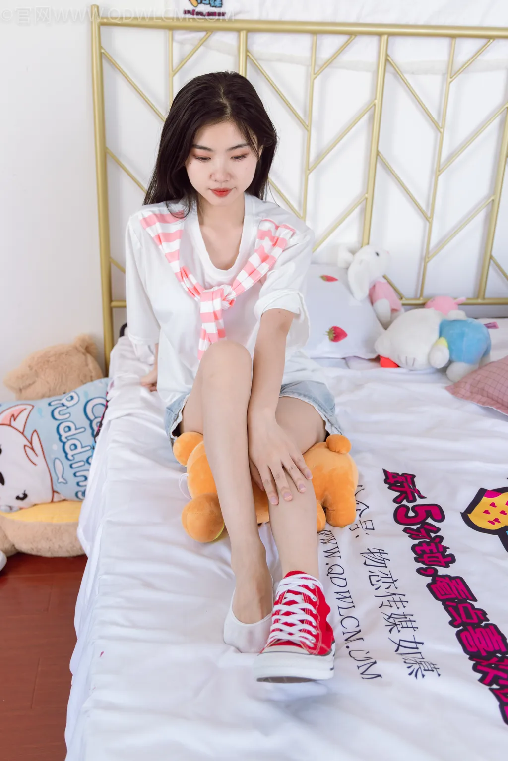 勿恋传媒 积分兑换 027期 米米牛仔短裤白色棉船袜脚 [151P/1V/4.29G]插图