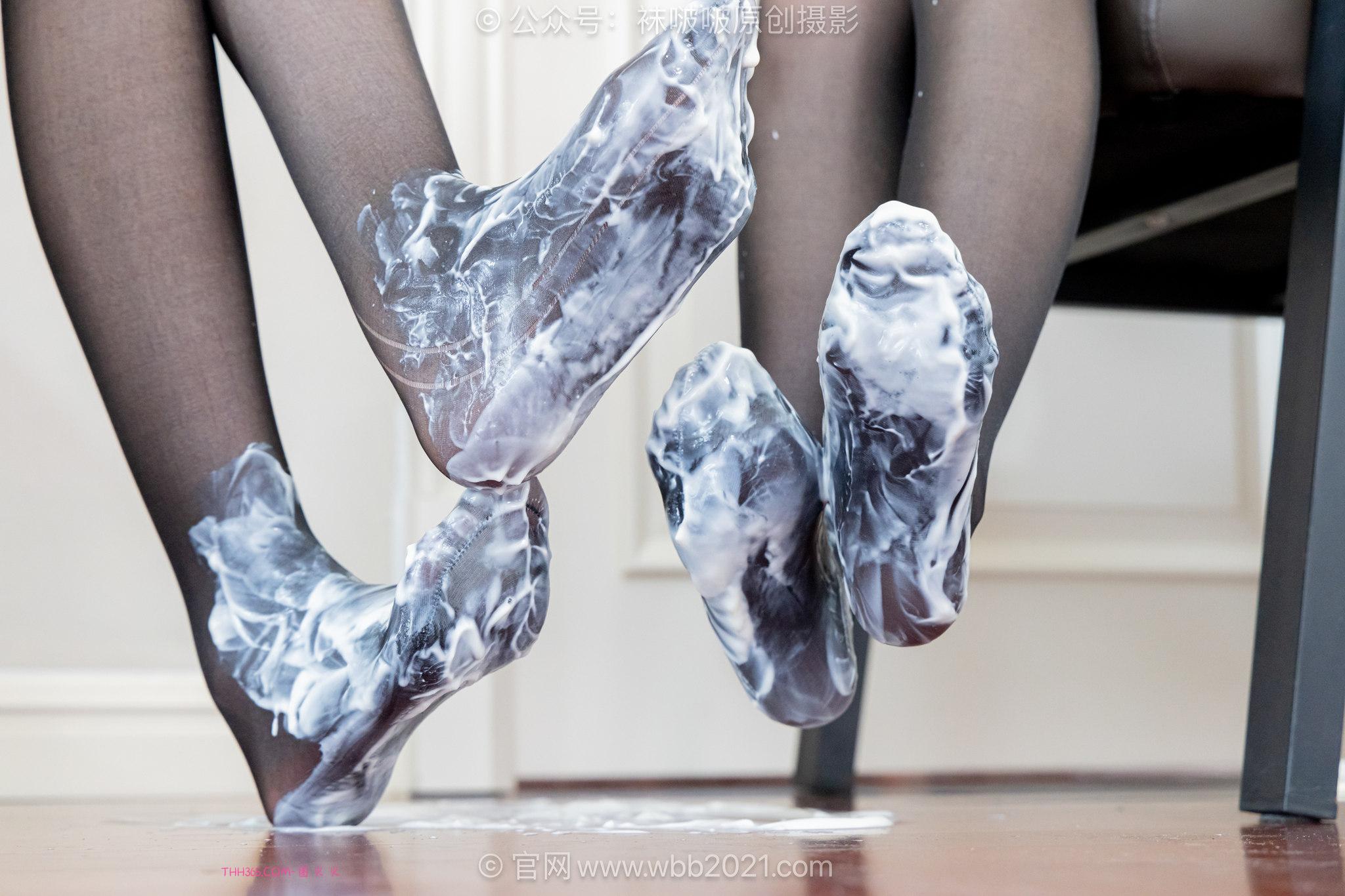 袜啵啵615花絮版小甜豆甜甜圈-两双高跟长靴油亮薄黑丝（脚尖透明款）互相踩酸奶踩脚剧情[177P/1V/8.92G]插图7